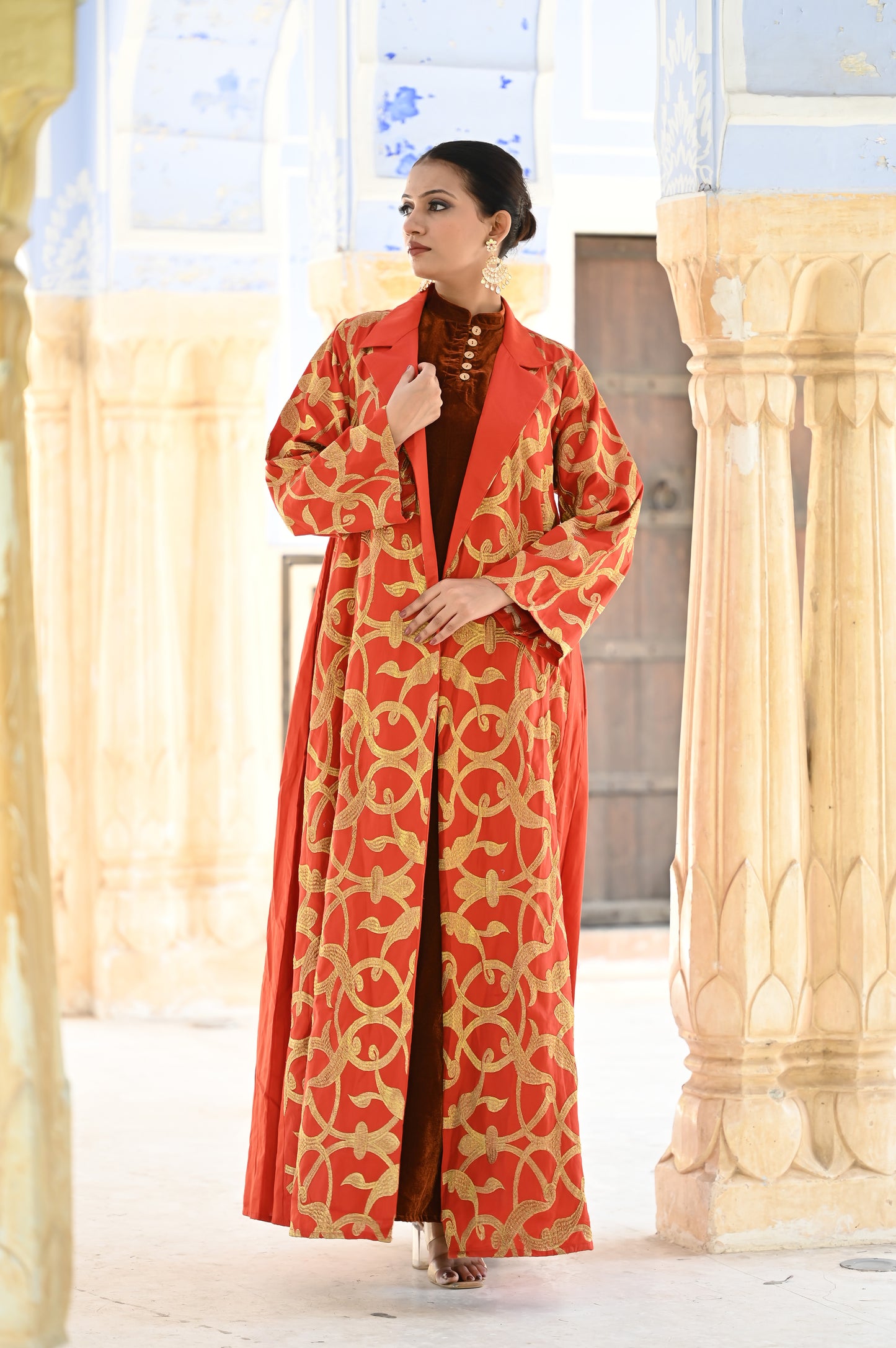 MIORAH ORANGE SET -DELIVERY IN 7 TO 10 DAYS-فخامة خالدة: مصنوعة من حرير فاخر مزين بتطريز دقيق، ومبطنة بمخمل ناعم يمنحك لمسة ملكية.