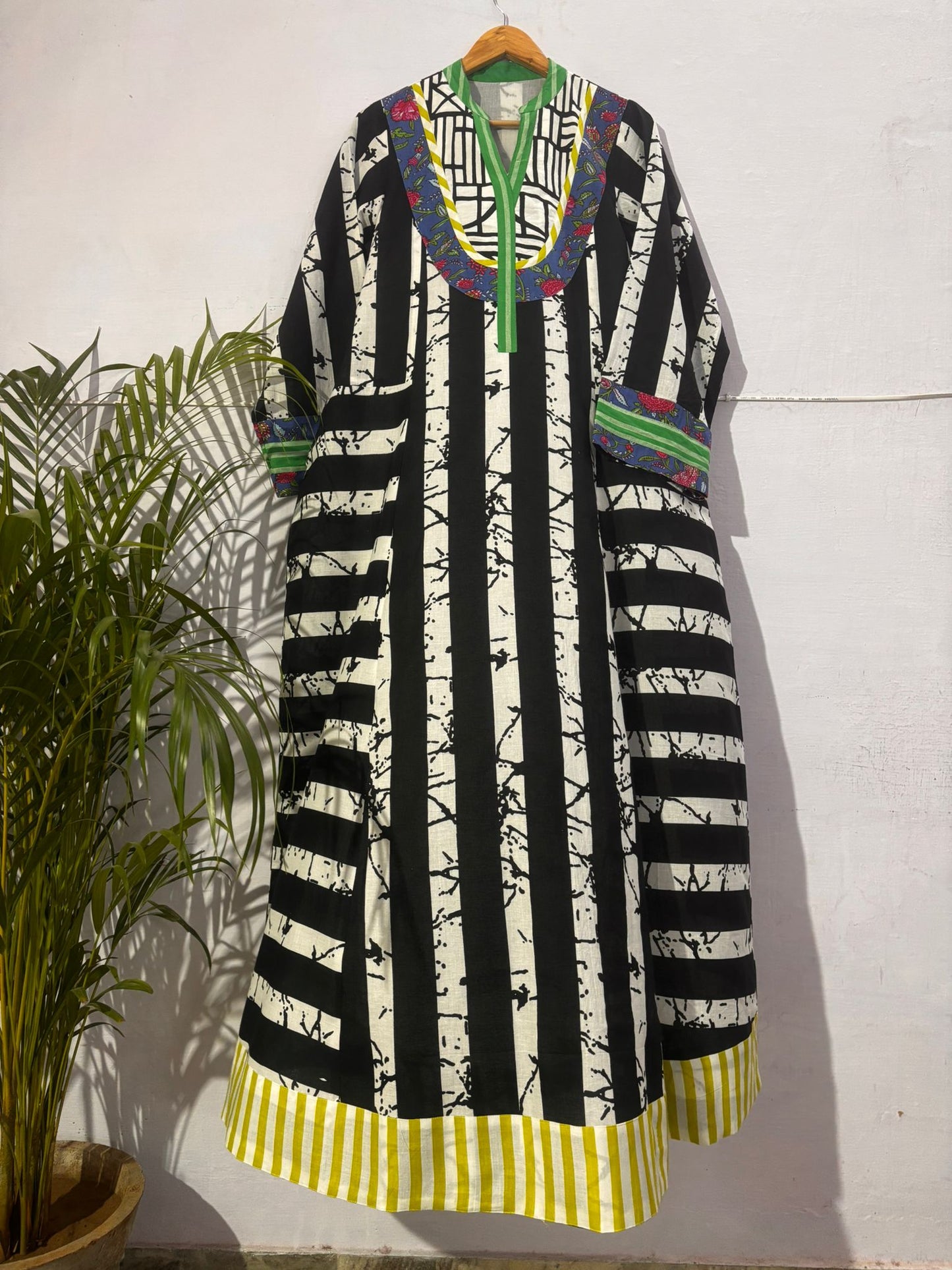 Isha black and white-delivery in 7 to 10 days