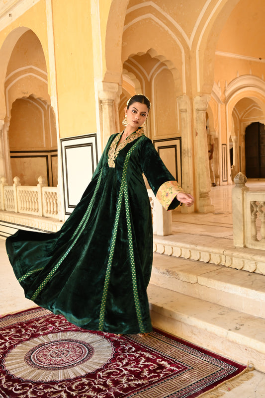 KAYA VELVET GREEN-متوفر مقاس XL واحد ومقاس واحد فري سايز فقط. سيتم توفره قريبًا.