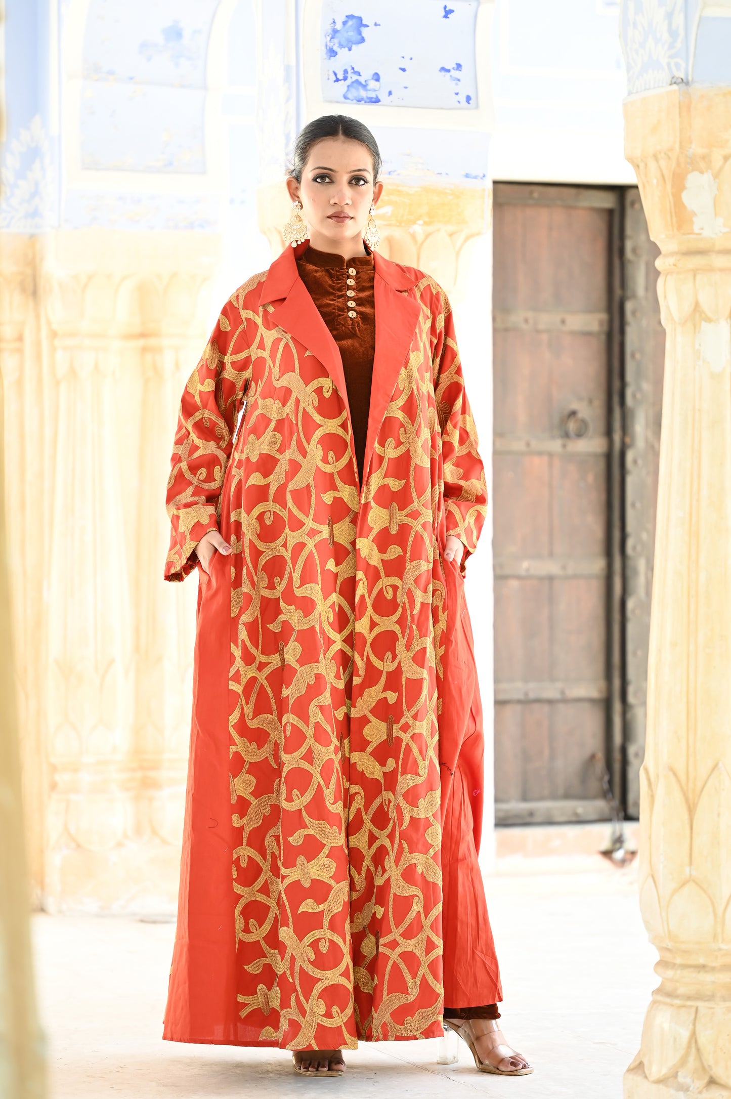 MIORAH ORANGE SET -DELIVERY IN 7 TO 10 DAYS-فخامة خالدة: مصنوعة من حرير فاخر مزين بتطريز دقيق، ومبطنة بمخمل ناعم يمنحك لمسة ملكية.