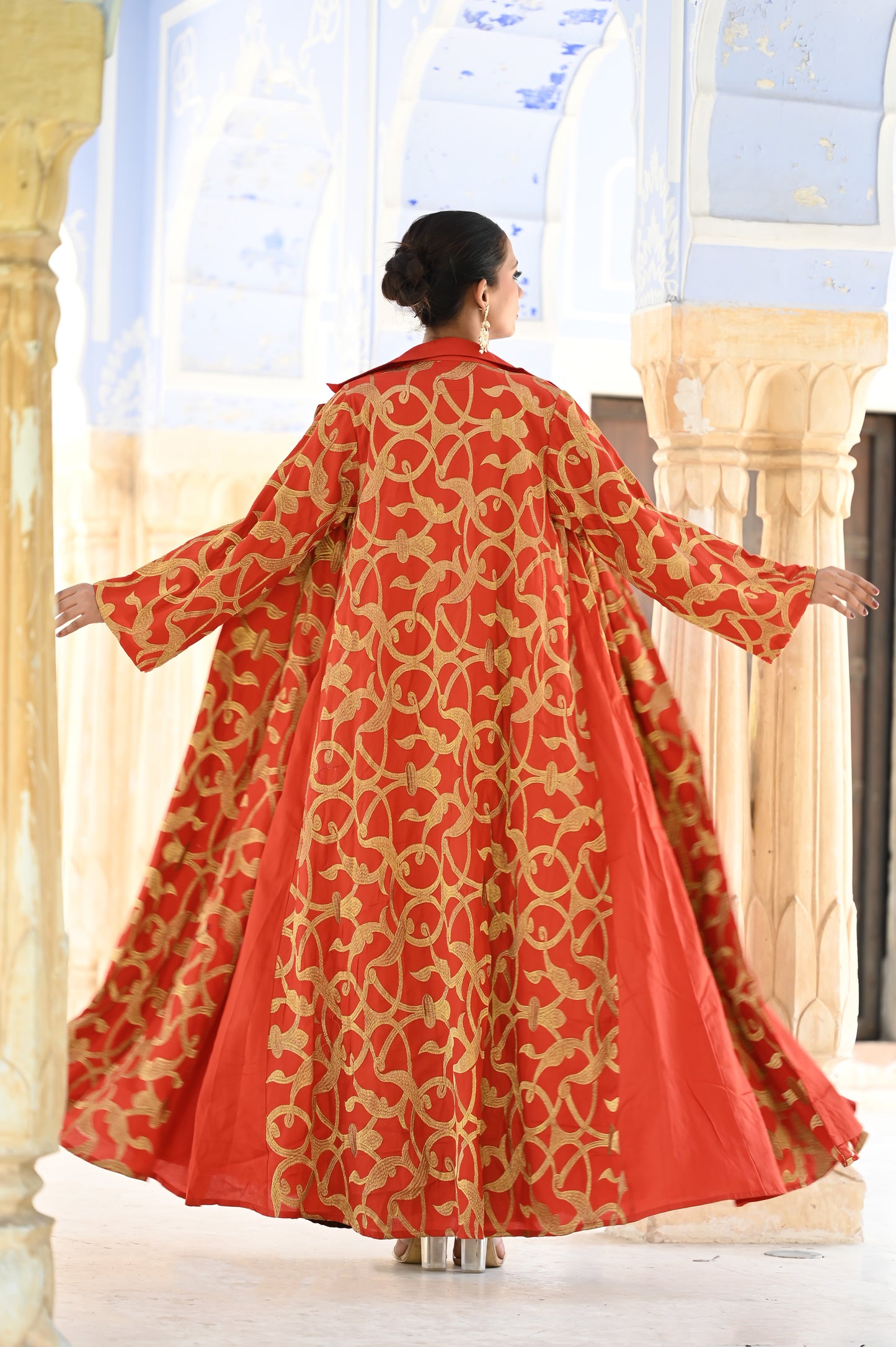 MIORAH ORANGE SET -DELIVERY IN 7 TO 10 DAYS-فخامة خالدة: مصنوعة من حرير فاخر مزين بتطريز دقيق، ومبطنة بمخمل ناعم يمنحك لمسة ملكية.