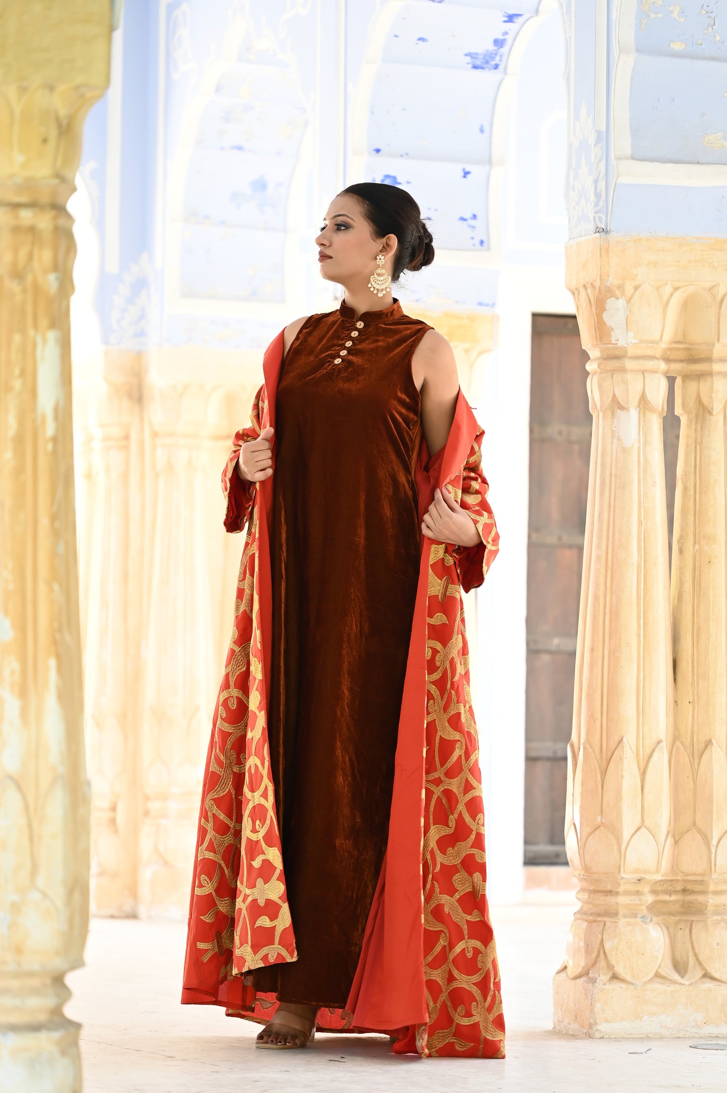 MIORAH ORANGE SET -DELIVERY IN 7 TO 10 DAYS-فخامة خالدة: مصنوعة من حرير فاخر مزين بتطريز دقيق، ومبطنة بمخمل ناعم يمنحك لمسة ملكية.