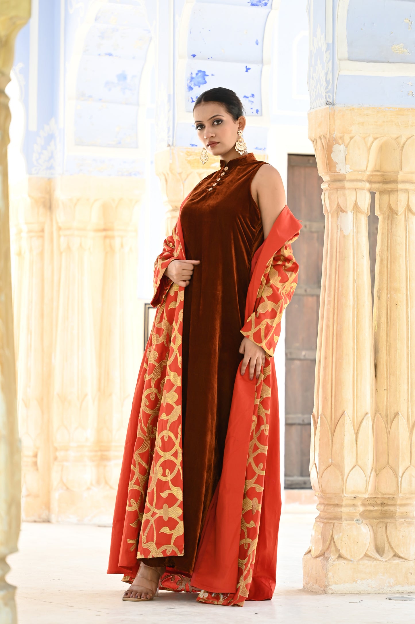 MIORAH ORANGE SET -DELIVERY IN 7 TO 10 DAYS-فخامة خالدة: مصنوعة من حرير فاخر مزين بتطريز دقيق، ومبطنة بمخمل ناعم يمنحك لمسة ملكية.