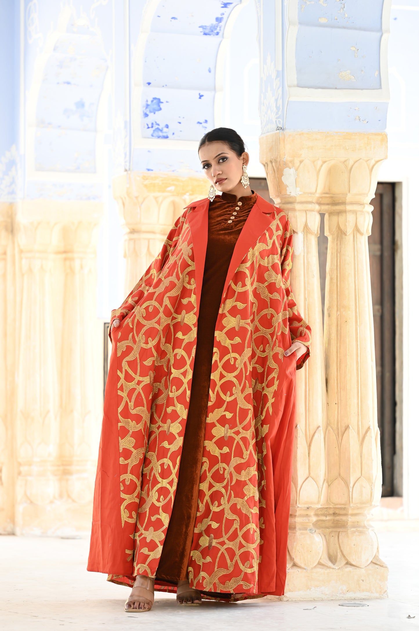 MIORAH ORANGE SET -DELIVERY IN 7 TO 10 DAYS-فخامة خالدة: مصنوعة من حرير فاخر مزين بتطريز دقيق، ومبطنة بمخمل ناعم يمنحك لمسة ملكية.