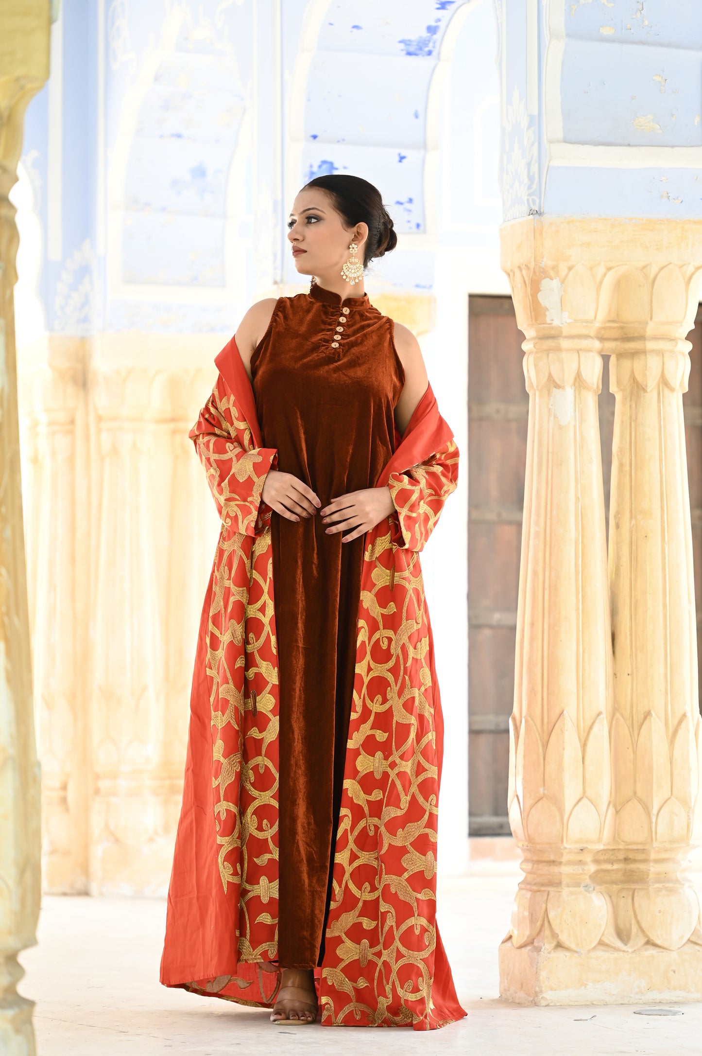 MIORAH ORANGE SET -DELIVERY IN 7 TO 10 DAYS-فخامة خالدة: مصنوعة من حرير فاخر مزين بتطريز دقيق، ومبطنة بمخمل ناعم يمنحك لمسة ملكية.