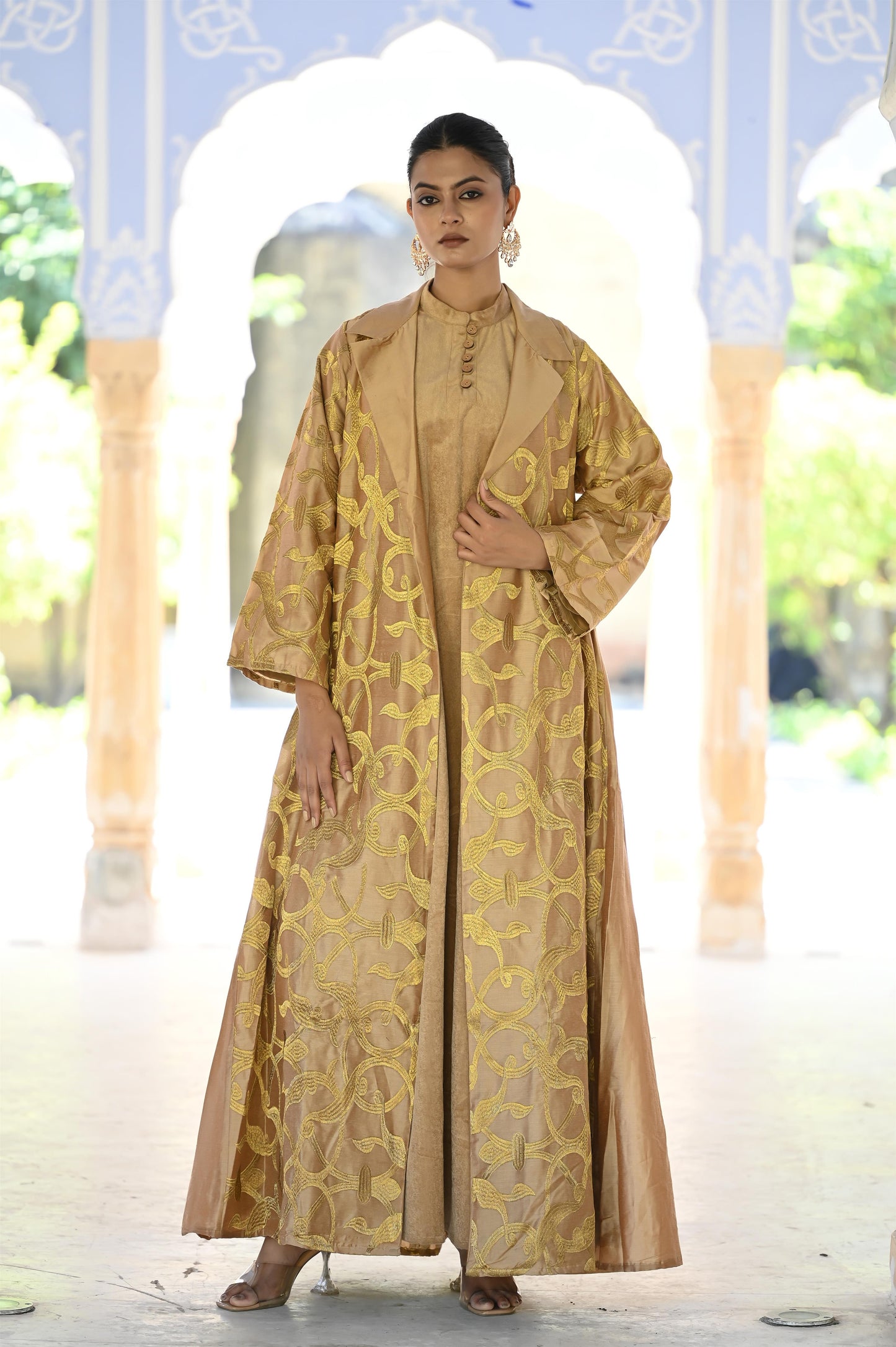 MIORAH BEIGE SET -delivery in 7 to 10 days-فخامة خالدة: مصنوعة من حرير فاخر مزين بتطريز دقيق، ومبطنة بمخمل ناعم يمنحك لمسة ملكية.