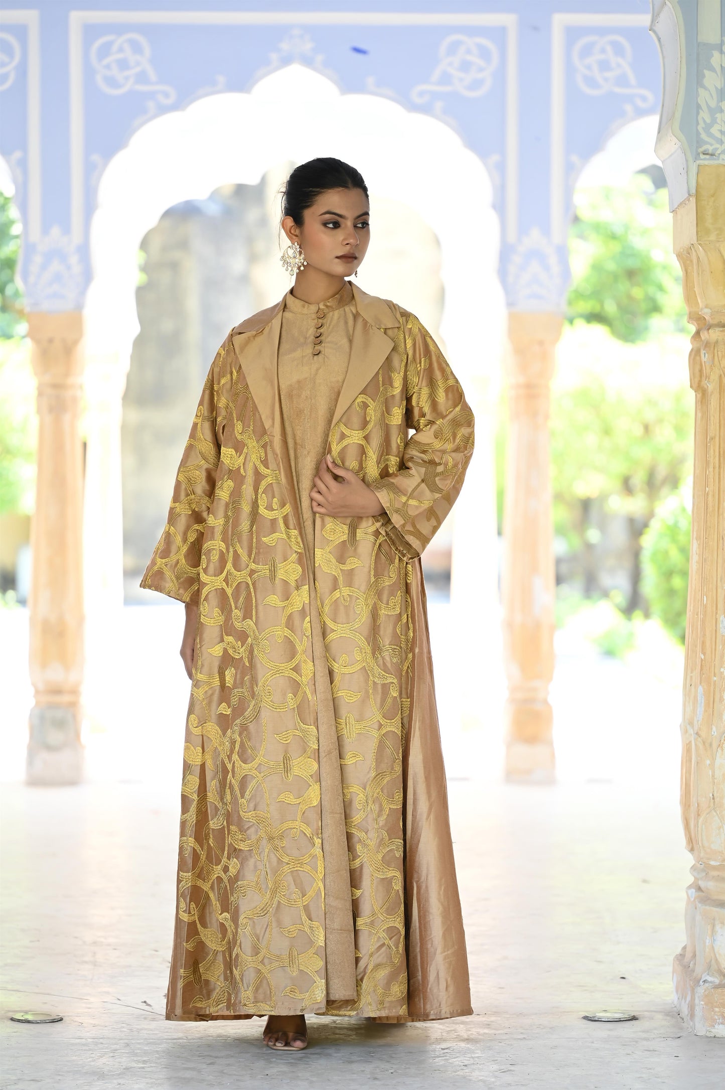 MIORAH BEIGE SET -delivery in 7 to 10 days-فخامة خالدة: مصنوعة من حرير فاخر مزين بتطريز دقيق، ومبطنة بمخمل ناعم يمنحك لمسة ملكية.