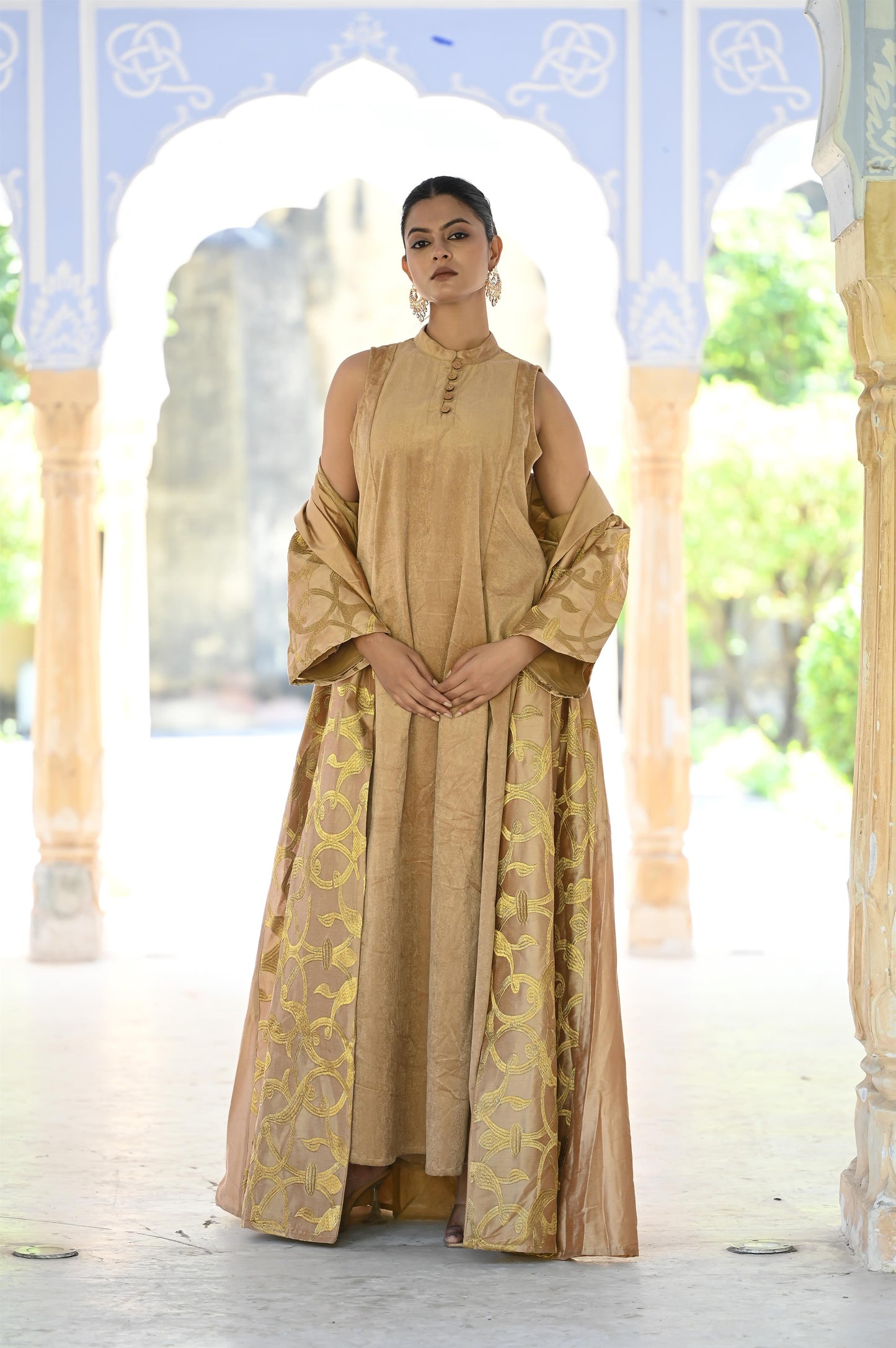 MIORAH BEIGE SET -delivery in 7 to 10 days-فخامة خالدة: مصنوعة من حرير فاخر مزين بتطريز دقيق، ومبطنة بمخمل ناعم يمنحك لمسة ملكية.