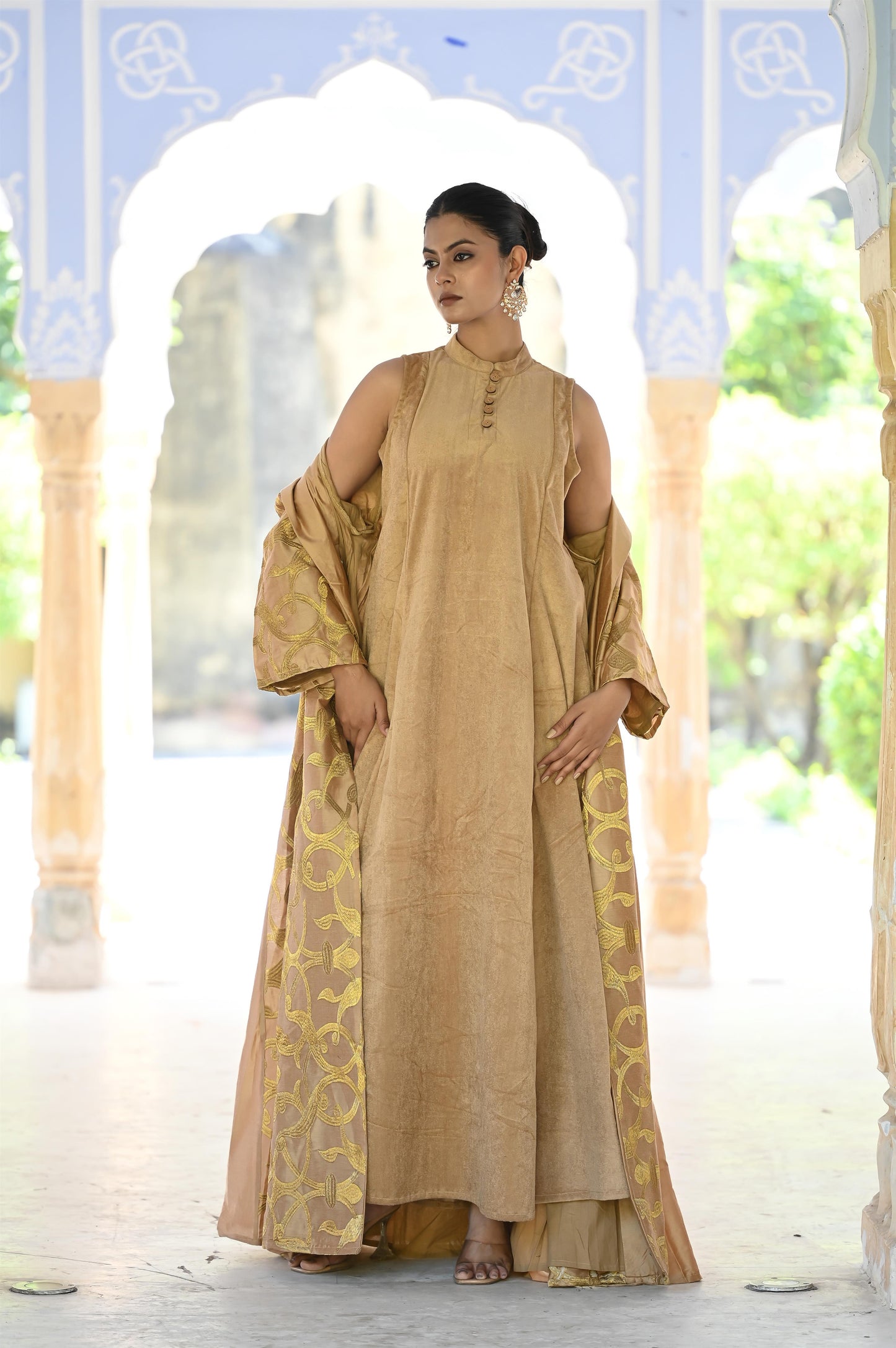 MIORAH BEIGE SET -delivery in 7 to 10 days-فخامة خالدة: مصنوعة من حرير فاخر مزين بتطريز دقيق، ومبطنة بمخمل ناعم يمنحك لمسة ملكية.