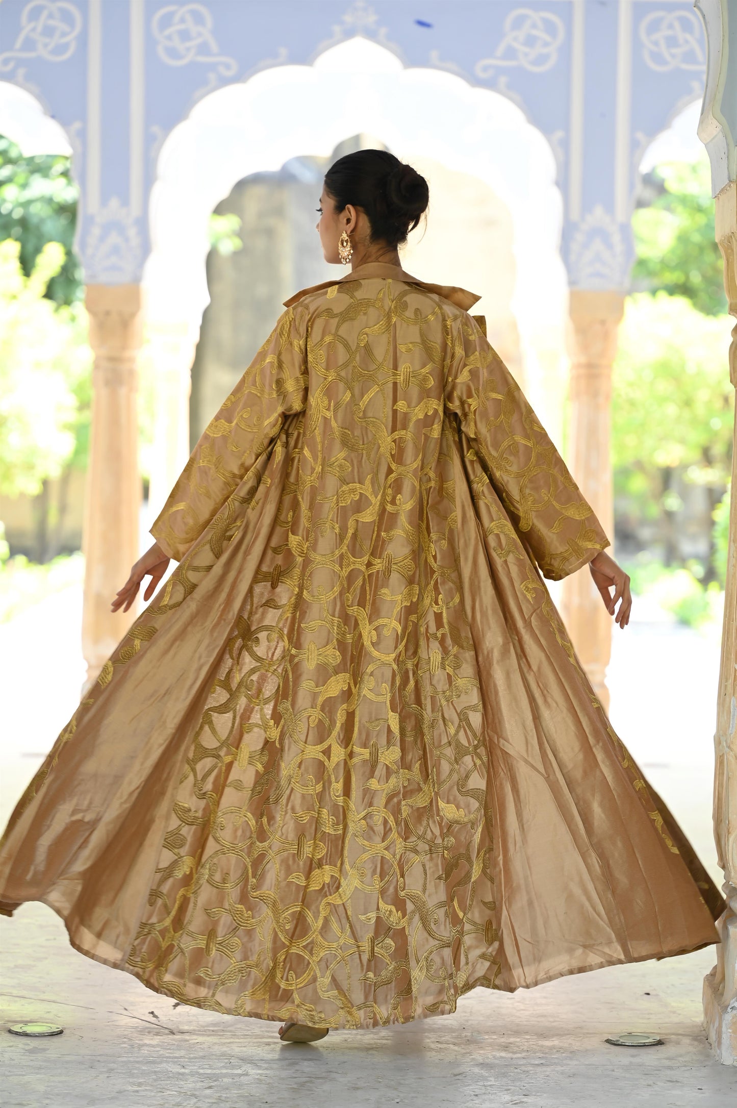 MIORAH BEIGE SET -delivery in 7 to 10 days-فخامة خالدة: مصنوعة من حرير فاخر مزين بتطريز دقيق، ومبطنة بمخمل ناعم يمنحك لمسة ملكية.