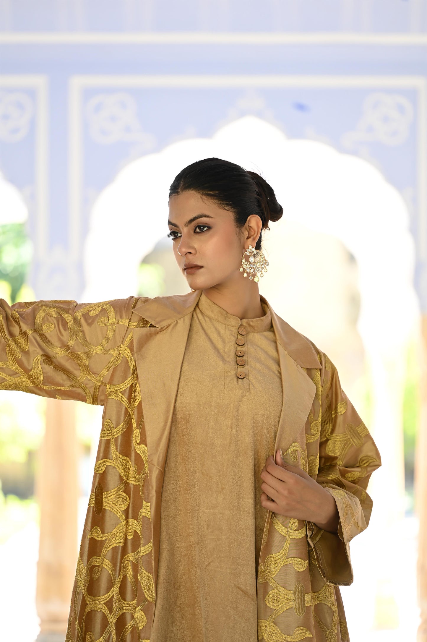 MIORAH BEIGE SET -delivery in 7 to 10 days-فخامة خالدة: مصنوعة من حرير فاخر مزين بتطريز دقيق، ومبطنة بمخمل ناعم يمنحك لمسة ملكية.