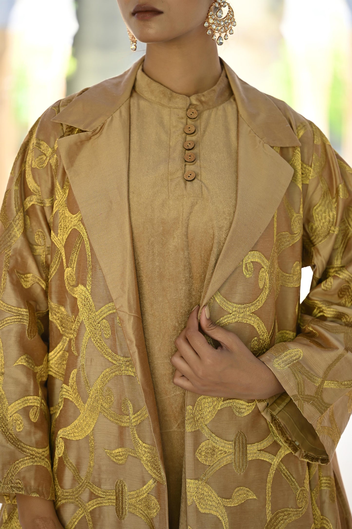 MIORAH BEIGE SET -delivery in 7 to 10 days-فخامة خالدة: مصنوعة من حرير فاخر مزين بتطريز دقيق، ومبطنة بمخمل ناعم يمنحك لمسة ملكية.