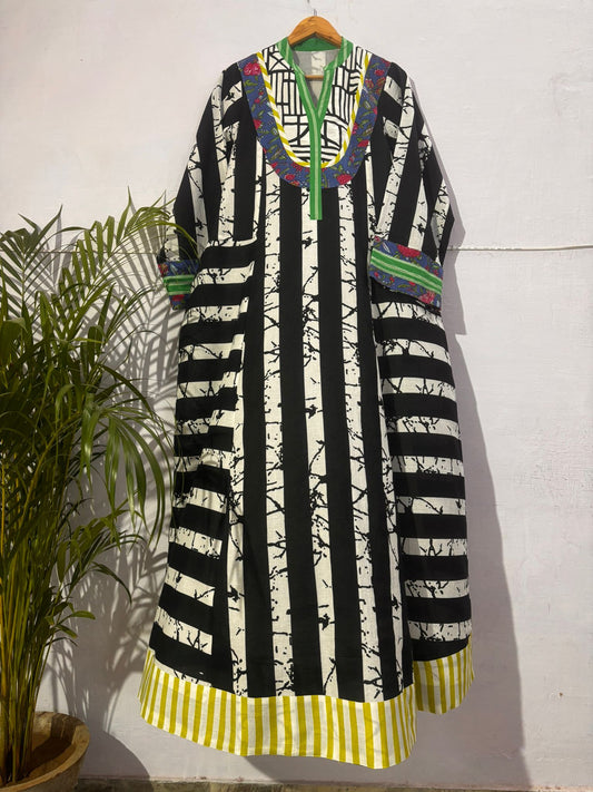 Isha  black and white-delivery in 7 to 10 days